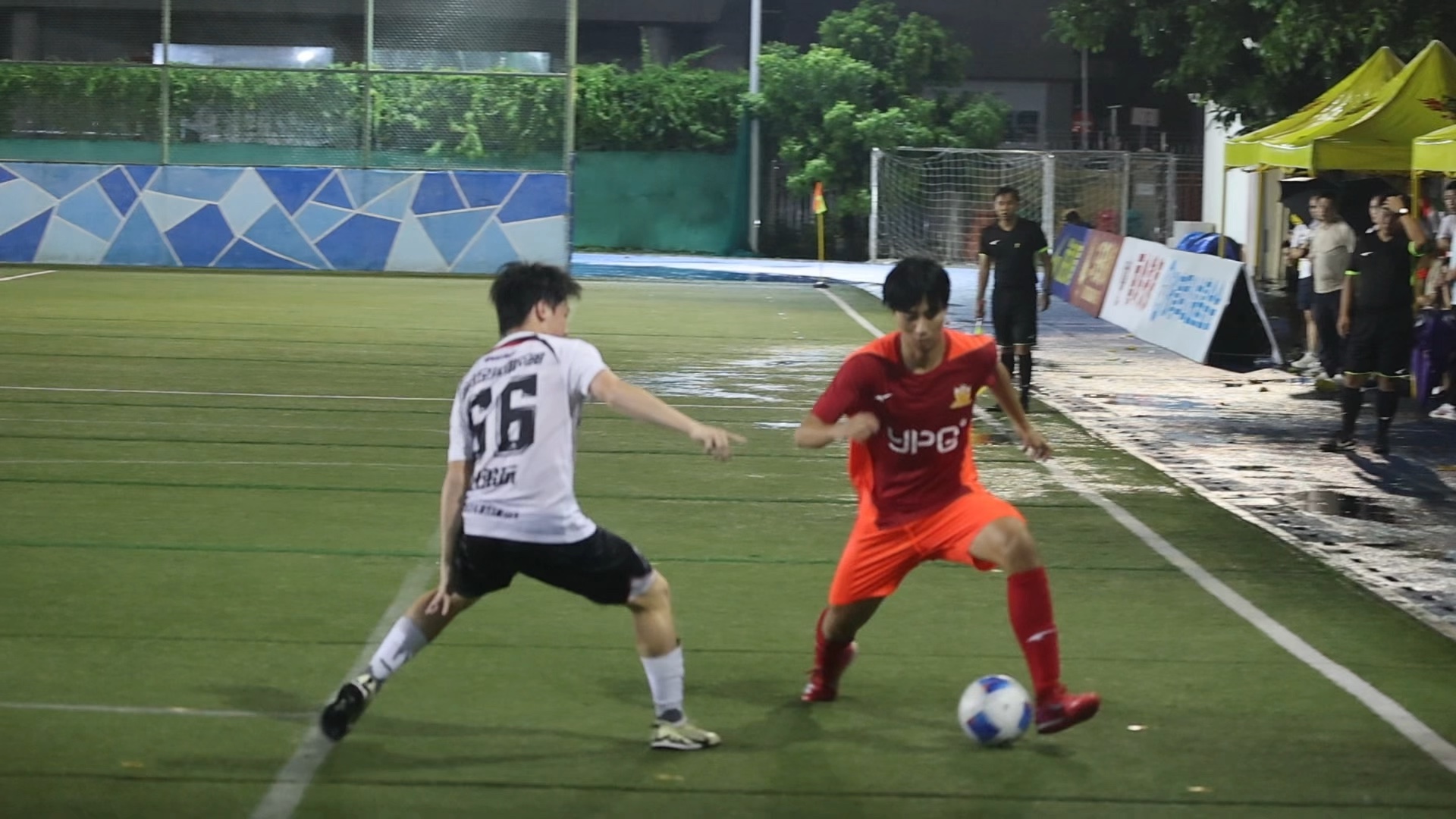 汉堡中场球员突破射门得分,助球队获胜,振奋人心 汉堡中场球员突破射门得分,助球队获胜,振奋人心