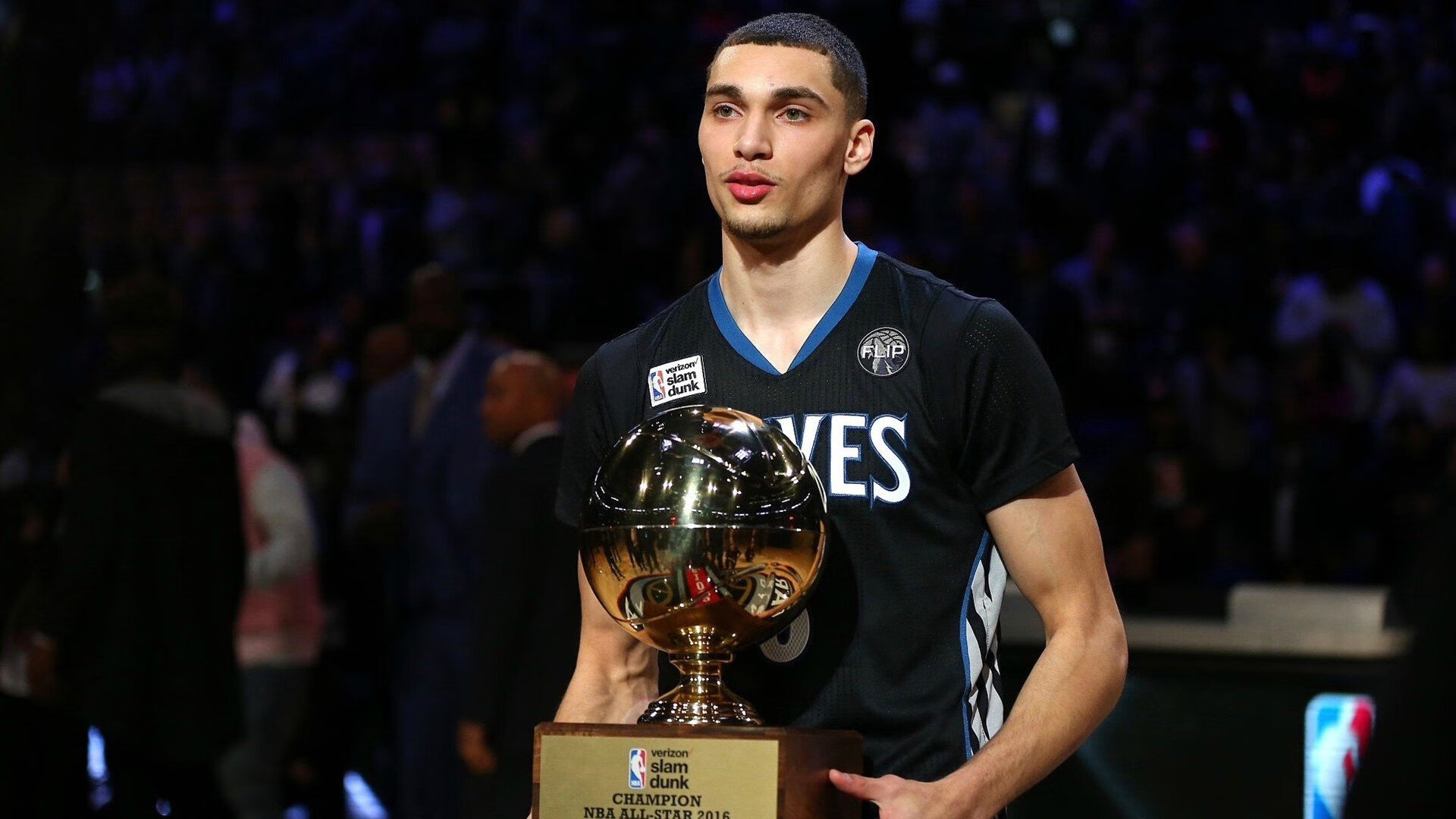 从黑马到王者仅差0.2秒！F1新赛季揭幕夜，切特用一记教科书级超车点燃全球